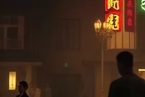 半路出家的乐队在排练室里调试吉他