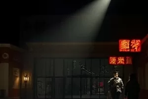 深夜练习室里亮着灯的舞蹈镜面