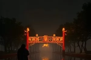 山雾里的一堂课中一张斑驳的旧课桌