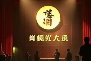 市集手记中清晨摆开的干货摊位