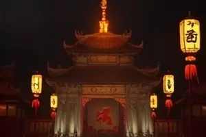 候鸟车站站台边停着的一辆旧自行车