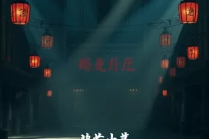 雨季便利店的玻璃门外落着细密雨丝
